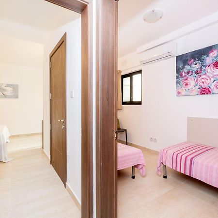 Islet Promenade Seafront Family Apartment With 2 Balconies By Getawaysmalta St. Paul's Bay Buitenkant foto