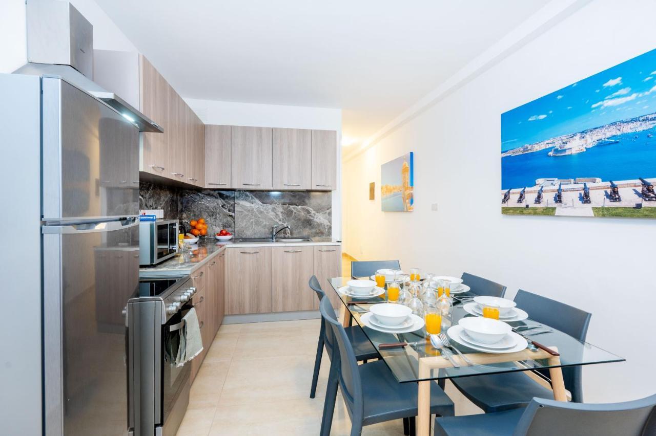 Islet Promenade Seafront Family Apartment With 2 Balconies By Getawaysmalta St. Paul's Bay Buitenkant foto
