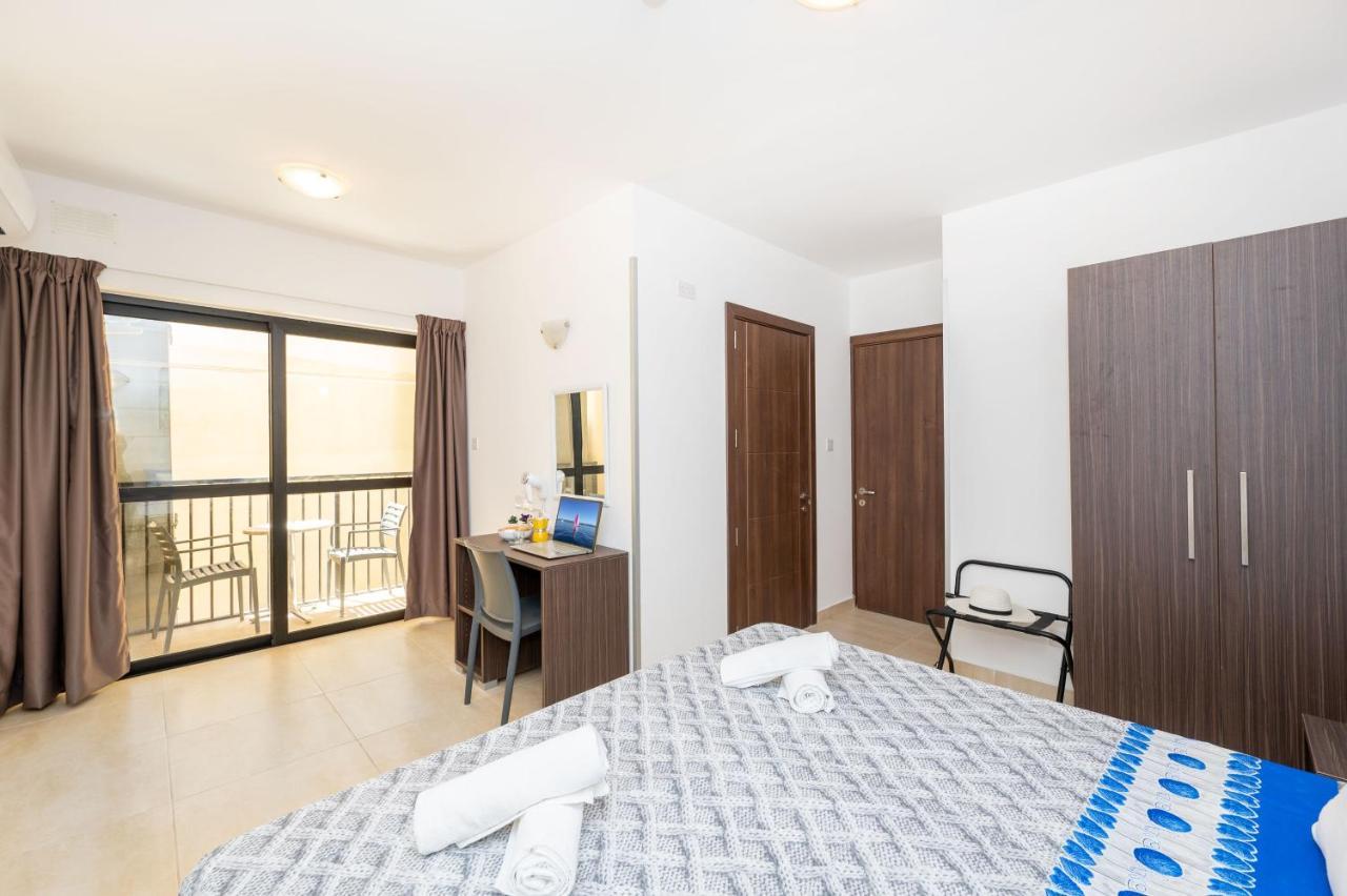 Islet Promenade Seafront Family Apartment With 2 Balconies By Getawaysmalta St. Paul's Bay Buitenkant foto