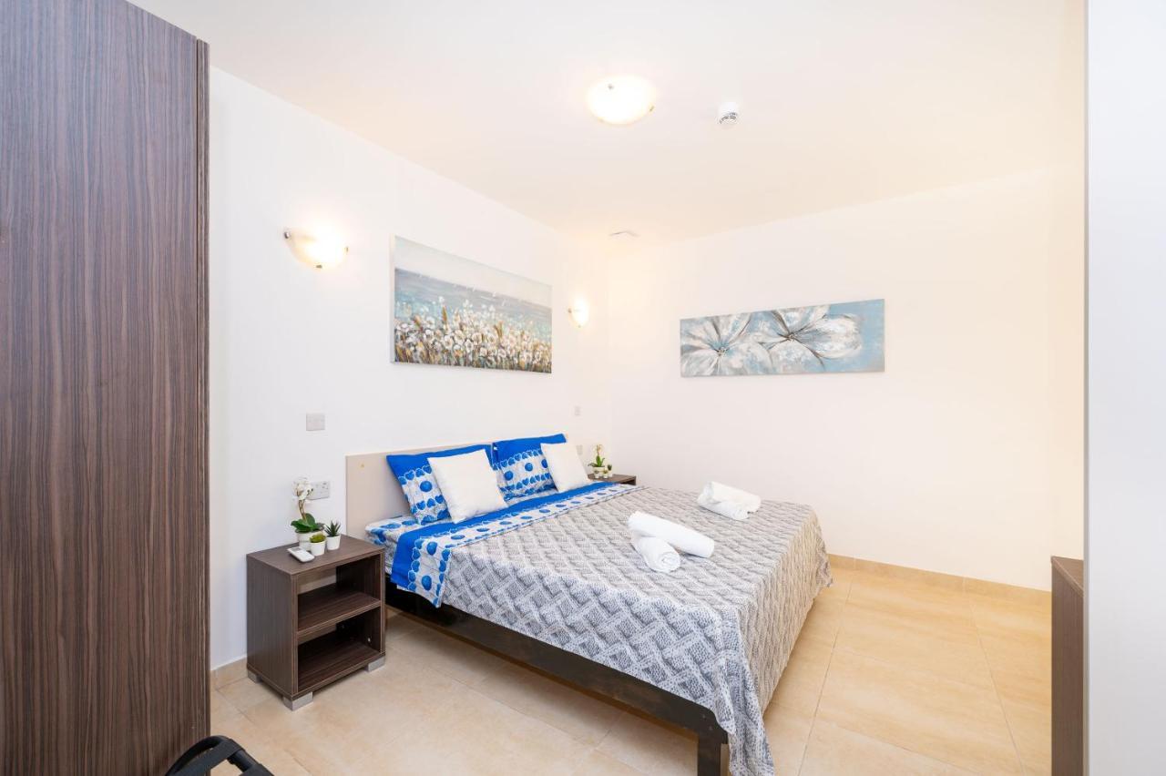 Islet Promenade Seafront Family Apartment With 2 Balconies By Getawaysmalta St. Paul's Bay Buitenkant foto