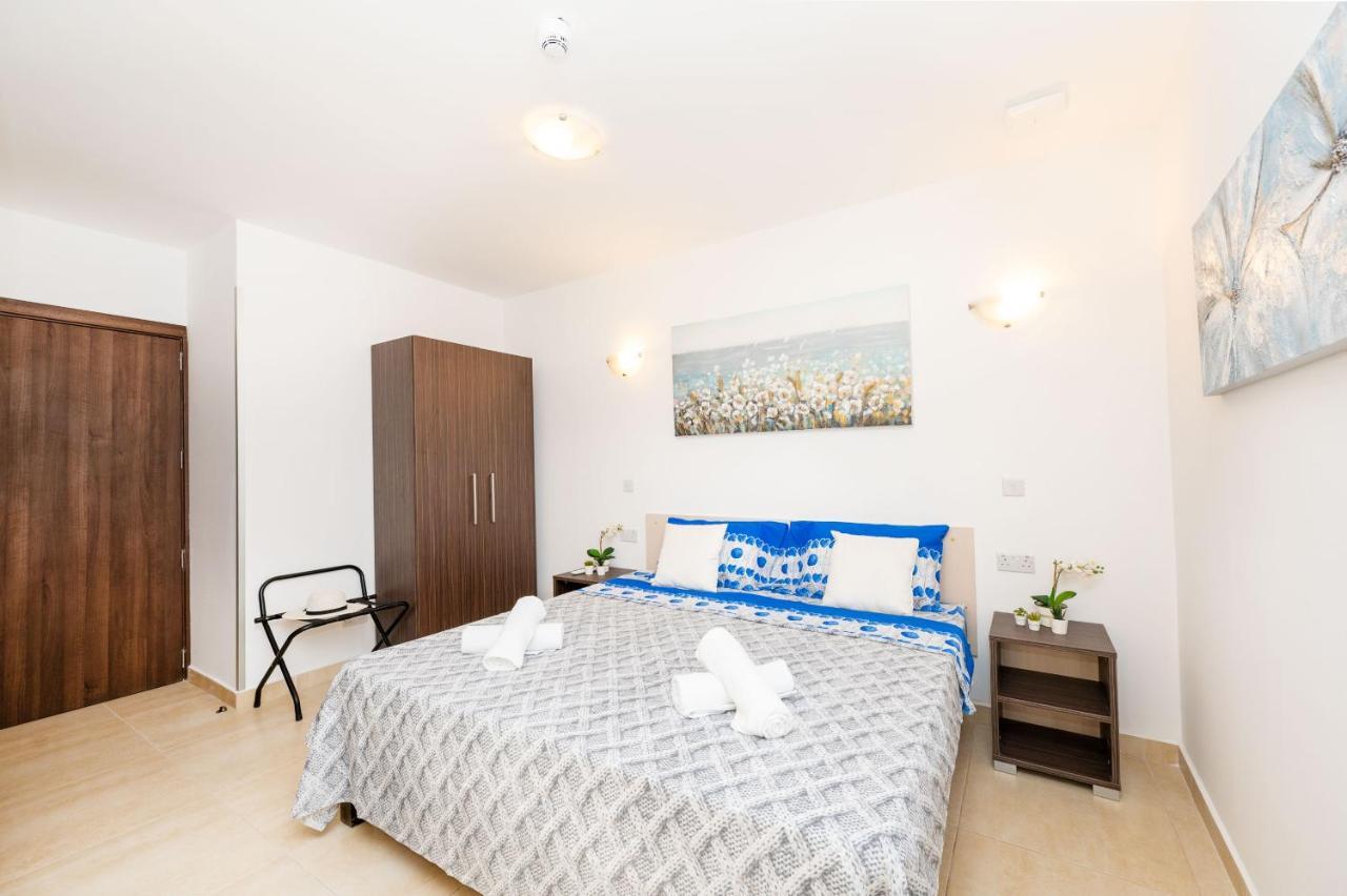 Islet Promenade Seafront Family Apartment With 2 Balconies By Getawaysmalta St. Paul's Bay Buitenkant foto