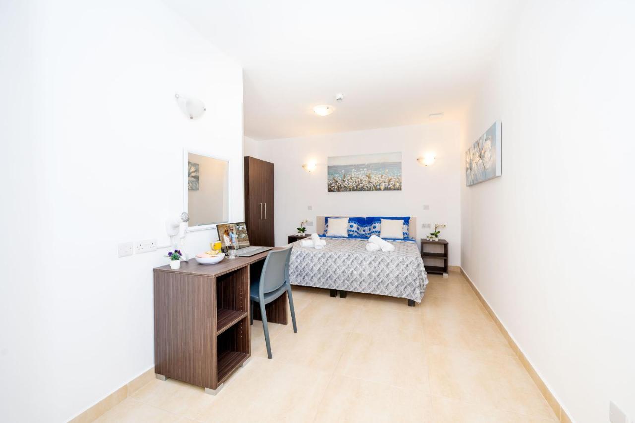 Islet Promenade Seafront Family Apartment With 2 Balconies By Getawaysmalta St. Paul's Bay Buitenkant foto