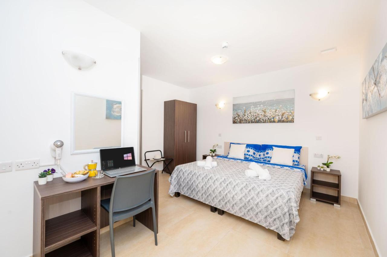Islet Promenade Seafront Family Apartment With 2 Balconies By Getawaysmalta St. Paul's Bay Buitenkant foto