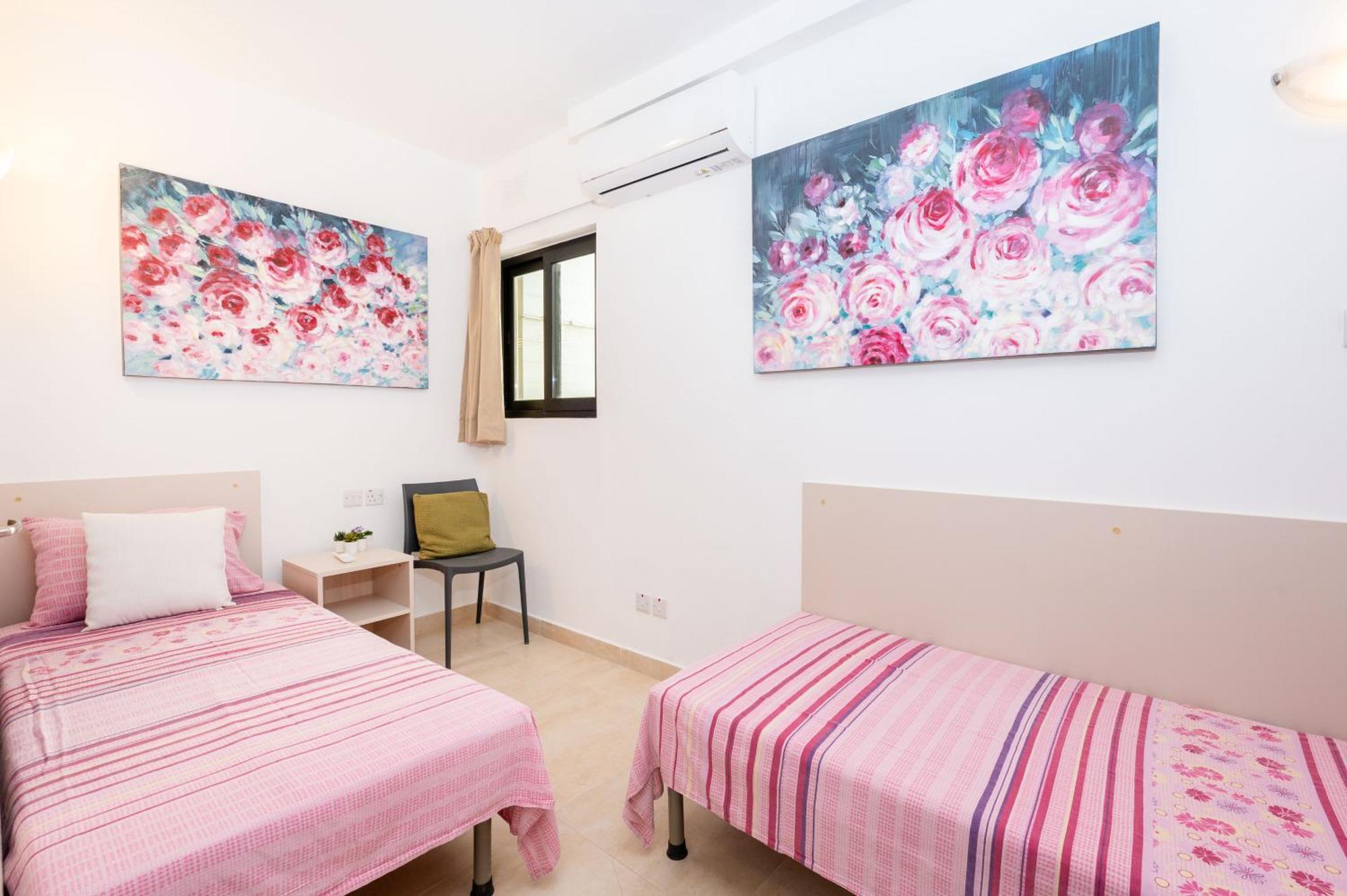 Islet Promenade Seafront Family Apartment With 2 Balconies By Getawaysmalta St. Paul's Bay Buitenkant foto
