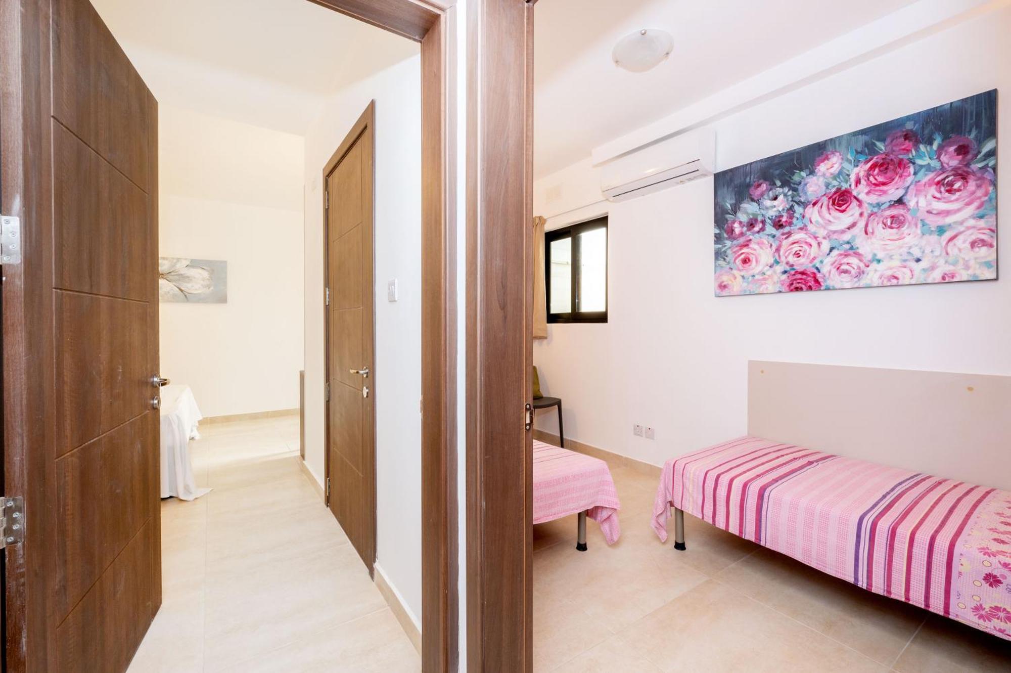 Islet Promenade Seafront Family Apartment With 2 Balconies By Getawaysmalta St. Paul's Bay Buitenkant foto